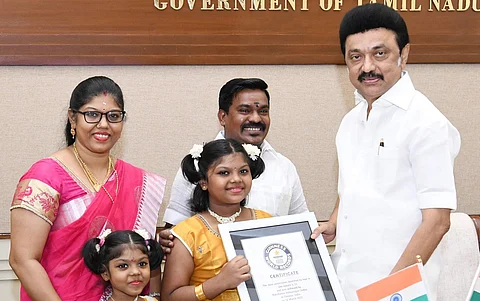 பாடகர் வேல்முருகனின் மகள் கின்னஸ் சாதனை - முதல்வர் வாழ்த்து