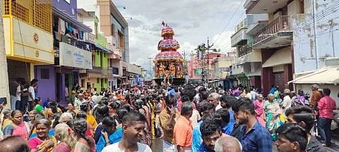 அம்பாசமுத்திரம் காசிநாதசாமி கோயில் பங்குனித் தேரோட்டத்தில் பக்தர்கள் வடம்பிடித்து தேரிழுக்கின்றனர்.