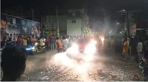 சேலம் ஏ. ஆர். ஆர். எஸ் மல்டிபிளக்ஸ் திரையரங்கின் முன்பு பட்டாசு வெடித்து மகிழ்ச்சியை வெளிப்படுத்திய விஜய் ரசிகர்கள்.