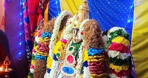 மண்டகப்படியில் சர்வ அலங்காரத்தில் எழுந்தருளி அருள் பாலித்த சுந்தரராஜப் பெருமாள்.