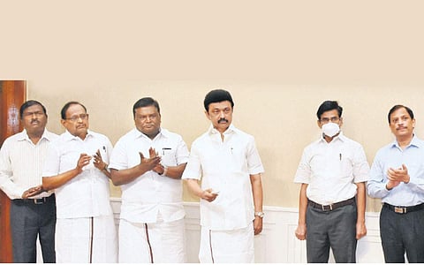 ஓட்டுநர் உரிமம் புதுப்பித்தல், முகவரி மாற்றம் ஆகிய சேவைகளை இணையதளம் மூலம் பெறும் வசதியை தொடக்கி வைத்த முதல்வர் மு.க.ஸ்டாலின்.