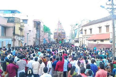 தஞ்சாவூர் மேல வீதியில் சென்ற பெரியகோயில் சித்திரைத் தேர்.