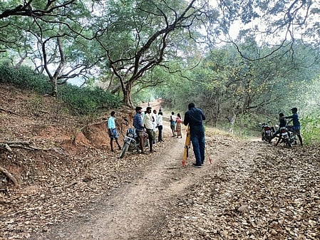 பாலாம்பட்டு ஊராட்சி குக்கிராமங்களுக்கு செல்லும் சாலையை தாா்ச் சாலையாக மாற்ற மேற்கொள்ளப்படும் நில அளவை பணி.