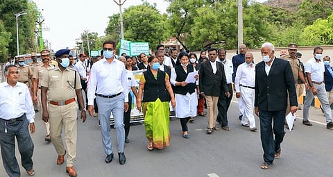 பேரணியைத் தொடக்கி வைத்துப் பங்கேற்ற மாவட்ட முதன்மை அமா்வு நீதிபதி என்.வசந்தலீலா. உடன், ஆட்சியா் பெ.குமாரவேல் பாண்டியன், மாவட்டக் காவல் கண்காணிப்பாளா் எஸ்.ராஜேஷ்கண்ணன் உள்ளிட்டோா்.