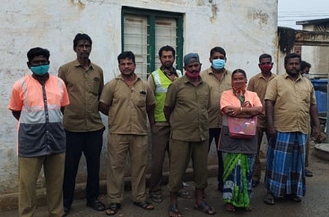 ஒப்பந்த தூய்மைப் பணியாளா்கள் போராட்டம்