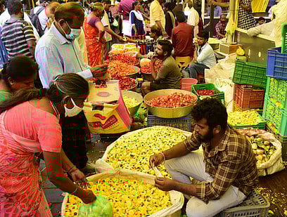 தமிழ்ப் புத்தாண்டு: களைகட்டிய பூ, பழங்கள் விற்பனை