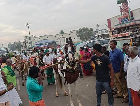 அத்திக்கடவு திட்டம் விரைவில் நிறைவேற வேண்டி மாட்டு வண்டியில் தீர்த்தக்குடம் எடுத்து போராட்டக்குழுவினர்.