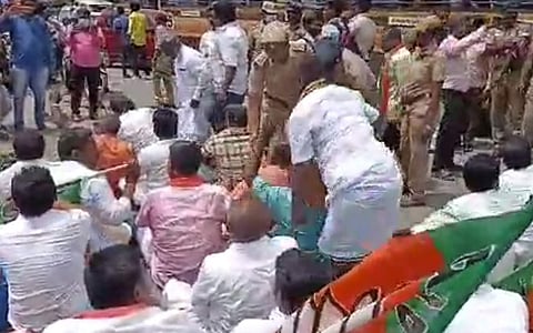 சாலை மறியலில் ஈடுபட்ட பாஜகவினர்