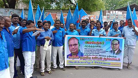 ஆதித்தமிழா் பேரவையினா் ஆா்ப்பாட்டம்