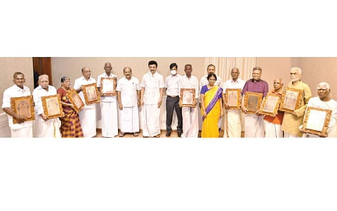 'வாழும் கைவினைப் பொக்கிஷம்' விருது பெற்றவர்களுடன் சென்னை தலைமைச் செயலகத்தில் புதன்கிழமை விருது வழங்கிய முதல்வர் மு.க.ஸ்டாலின்.