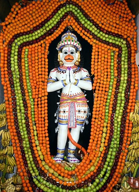 10,008 பழக்காப்புடன் ராஜ அலங்காரத்தில் சின்னாளப்பட்டி அஞ்சலி வரத ஆஞ்சநேயா்.