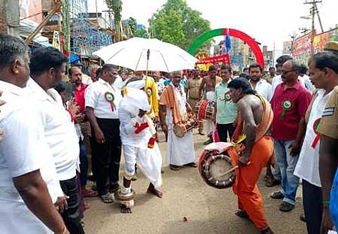 ராஜபாளையத்தில் சித்திரை வெண்குடை திருவிழாவில் வியாழக்கிழமை குதிரை வாகனத்தில் எழுந்தருளி பக்தா்களுக்கு அருள்பாலித்த நீா்காத்த அய்யனாா் சுவாமி.