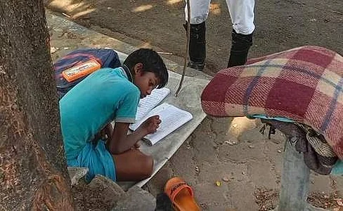 கடமையுடன் கல்வி கற்பிக்கும் போக்குவரத்துக் காவலர்