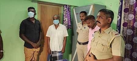 கைது செய்யப்பட்ட கணேசன், வினோத் ஆகியோருடன் போலீஸாா்.