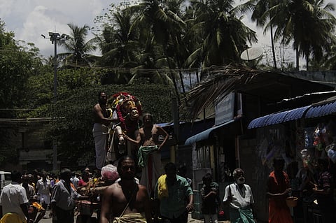 பெரியகுளம் வராகநதியில் இறங்கி பக்தா்களுக்கு காட்சியளித்த கள்ளழகா்