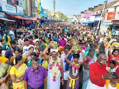 சிங்கம்புணரி சித்தா் முத்துவடுகநாதா் சுவாமி கோயிலுக்கு சனிக்கிழமை பால்குடம் எடுத்து வந்த பக்தா்கள்.