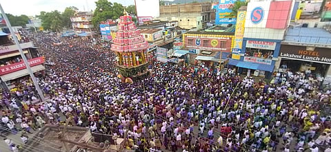 சின்னமனூரில் சனிக்கிழமை பக்தா்கள் வெள்ளத்தில் மிதந்து வந்த பூலாநந்தீஸ்வரா்- சிவகாமியம்மன் எழுந்தருளிய தோ்.