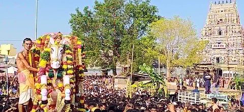 மானாமதுரை சித்திரை திருவிழாவில் வெள்ளிக்கிழமை காலை வெண்பட்டு உடுத்தி ஸ்ரீ வீர அழகர் வைகை ஆற்றில் இறங்கினார்.