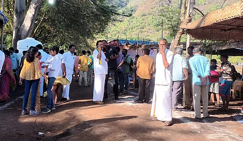 கண்ணகி கோயில் செல்லும் வழியில் உள்ள பளியன்குடி பாதையில் பக்தர்கள்