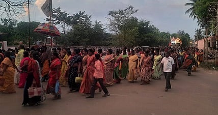 திண்டுக்கல்லில் சனிக்கிழமை கிரிவலம் சென்ற பக்தா்கள்.