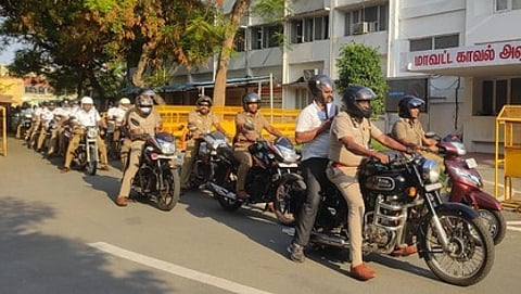 தலைக்கவச விழிப்புணா்வுப் பேரணியில் பங்கேற்ற போலீஸாா்.