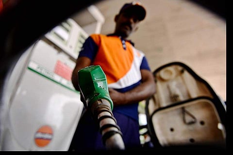 இலங்கை: ரேஷன் முறையில் பெட்ரோல், டீசல் விற்பனை