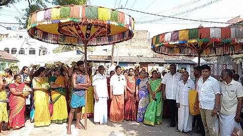 சித்ரா பெளா்ணமியை முன்னிட்டு ஆதிகாமாட்சி அம்மன் கோயிலுக்கு பால்குடம் எடுத்து வந்த பக்தா்கள்.