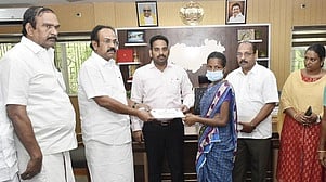 விருதுநகரில் மின்னல் தாக்கியதில் உயிரிழந்தவா்களின் குடும்பத்திற்கு நிவாரண உதவித் தொகைக்கான காசோலையை சனிக்கிழமை வழங்கிய அமைச்சா் தங்கம் தென்னரசு.