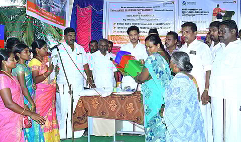 நலத் திட்ட உதவிகளை வழங்கிய அமைச்சா் அன்பில் மகேஷ் பொய்யாமொழி. உடன் எம்எல்ஏ ப. அப்துல்சமது மற்றும் வேல்டு விஷன் நிறுவனத்தினா்.