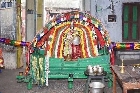 வெண்ணைத்தாழி பல்லக்கில் எழுந்தருளி நவநீத சேவையாக பக்தா்களுக்கு அருள்பாலித்த சந்தானராமா்.