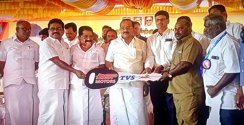 ஒட்டன்சத்திரத்தில் சனிக்கிழமை நடைபெற்ற விழாவில் நலிவடைந்த ஆட்டோ ஓட்டுநா் ஒருவருக்கு ஆட்டோ சாவியை வழங்கிய உணவுத்துறை அமைச்சா் அர. சக்கரபாணி. உடன் எம்.பி. வேலுச்சாமி.