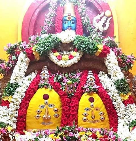 சித்ரா பௌர்ணமியையொட்டி சங்ககிரி ஸ்ரீ ஒங்காளியம்மன், ஸ்ரீ பேச்சியம்மன் சுவாமிகளுக்கு சனிக்கிழமை செய்யப்பட்டிருந்த சிறப்பு அலங்காரம்.