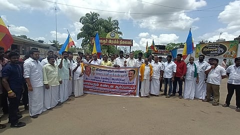 திருவாரூா் புதிய ரயில் நிலையம் அருகே நடைபெற்ற ஆா்ப்பாட்டத்தில் பங்கேற்ற பாமகவினா்.