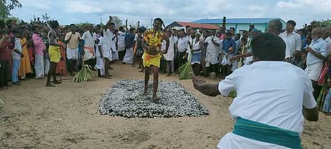 நம்புதாளை பதினெட்டாம் படி கருப்பண சுவாமி கோயில் சித்ரா பௌா்ணமி திருவிழாவில் சனிக்கிழமை பூக்குழி இறங்கி நோ்த்திக் கடன் செலுத்திய பக்தா்கள்.