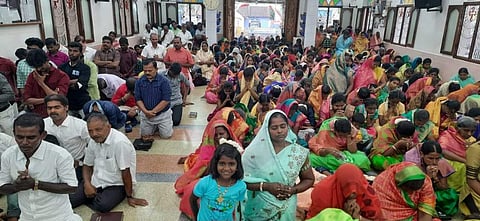 ஆலங்குளம் அண்ணாநகர் நல் மேய்ப்பர் தேவாலயத்தில் நடைபெற்ற சிறப்பு பிரார்த்தனையில் கலந்து கொண்டோர்.