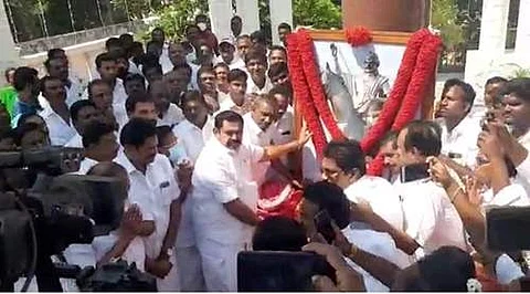 தீரன் சின்னமலை திருவுருவப் படத்திற்கு எடப்பாடி பழனிசாமி மரியாதை செலுத்துதல்