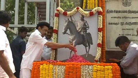 விடுதலைப் போராட்ட வீரர் தீரன் சின்னமலை திருவுருவச் சிலைக்கு மரியாதை செலுத்துதல்
