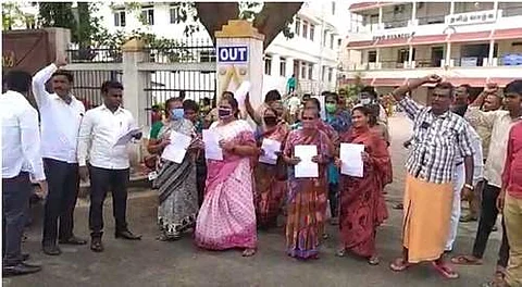 சேலம் மாநகராட்சி அலுவலகத்தை முற்றுகையிட்டு போராட்டத்தில் ஈடுபட்டுள்ள பணியாளர்கள்.