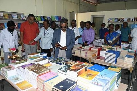 தஞ்சாவூர் தமிழ்ப் பல்கலைக்கழகத்தில் 50% சிறப்புத் தள்ளுபடியில் நூல்கள் விற்பனையைத் தொடக்கி வைத்து பார்வையிடுகிறார் துணைவேந்தர் வி. திருவள்ளுவன்.