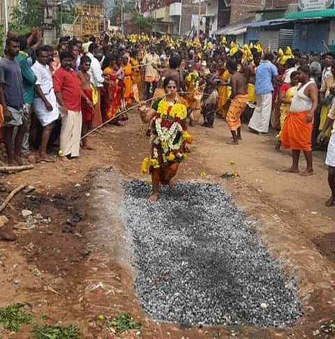 கூடலூர் முனியாண்டி கோயில் சித்திரைத் திருவிழாவில் தீ மிதித்த பக்தர்கள்.