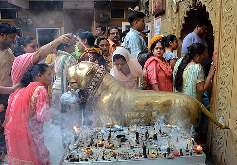 அமிர்தசரஸில் உள்ள மாதா லோங்காவாலி தேவி கோயிலில் பிரார்த்தனை செய்யும் பக்தர்கள்