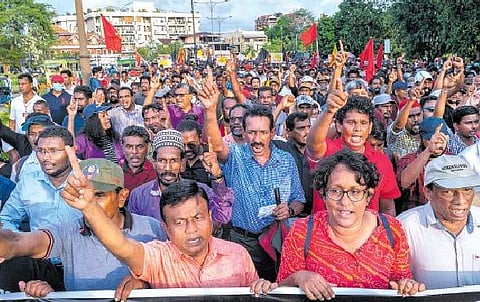 இலங்கைத் தலைநகர் கொழும்பில் அரசுக்கு எதிராக செவ்வாய்க்கிழமை நடைபெற்ற ஆர்ப்பாட்டத்தில் கலந்து கொண்டவர்கள்.