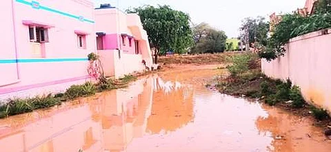 மானாமதுரையில் வெள்ளிக்கிழமை அதிகாலையில் கொட்டித் தீர்த்த மழையால் ராம்நகர் பகுதியில் வீடுகளை தண்ணீர் சூழ்ந்தது.