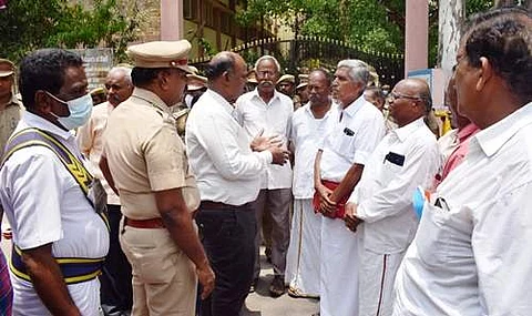 சங்ககிரி வருவாய் கோட்டாட்சியர் அலுவலகத்தில் காத்திருப்பு போராட்டத்தில் ஈடுபட வந்த அனைத்து விவசாய சங்கங்களின் கூட்டமைப்பு நிர்வாகிகளிடம் பேச்சுவார்த்தை நடத்தும் வருவாய்கோட்டாட்சியர் கோ.வேடியப்பன்.