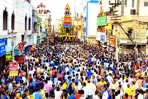 உடுமலை மாரியம்மன் கோயில் தேரோட்டம்: ஆயிரக்கணக்கானோா் பங்கேற்பு