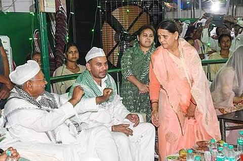 பாட்னாவில் புனித ரமலான் மாதத்தில் நடைபெற்ற இப்தார் விருந்தில் ஆர்ஜேடி தலைவர் ரப்ரி தேவியுடன் பிகார் முதல்வர் நிதிஷ்குமார்.