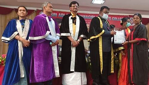 கம்பம் ஸ்ரீ ஆதி சுஞ்சனகிரி மகளிர் கல்லூரியில் 21 -ஆம் ஆண்டு பட்டமளிப்பு விழாவில் ஆட்சியர் முரளிதரன் பட்டங்களை மாணவிகளுக்கு வழங்கினார், அருகில் கல்லூரி செயலர் என்.ராமகிருஷ்ணன் எம்.எல்.ஏ. மற்றும் நிர்வா