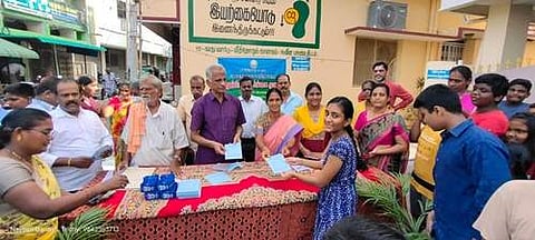 துறையூர் கிளை நூலக உறுப்பினர் சேர்க்கை தொடர்பாக 15வது வார்டில் நடைபெற்ற நிகழ்ச்சியில் நகர்மன்றத் தலைவர் செல்வராணி கலந்துகொண்டு உறுப்பினர் சேர்க்கைக்கான விண்ணப்பத்தை பள்ளி மாணவி ஒருவரிடம் வழங்குகிறார்.