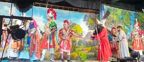 மானாமதுரை அருகே இடைக்காட்டூா் திரு இருதய ஆண்டவா் பேராலயத்தில் ஞாயிற்றுக்கிழமை நடைபெற்ற பாஸ்கு விழாவில் இயேசு சிலுவையை சுமந்து செல்வது போன்ற படம்.