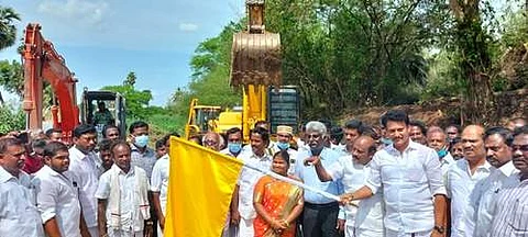 திருவையாறு அருகே குழி மாத்தூர் கிராமத்தில் கோணக்கடுங்கலாறில் தூர் வாரும் பணியை ஞாயிற்றுக்கிழமை பிற்பகல் கொடியசைத்து தொடங்கி வைத்த பள்ளிக் கல்வித் துறை அமைச்சர் அன்பில் மகேஷ் பொய்யாமொழி.